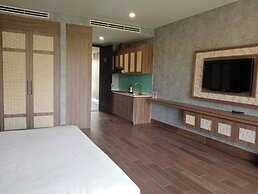 Gold Riverside Apartment & Villa