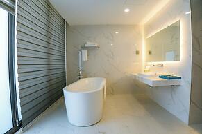 Gold Riverside Apartment & Villa