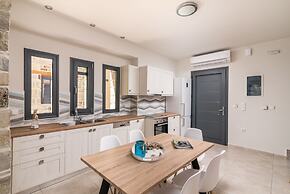 Elmara Luxury Villa 1 - Next to the Beach