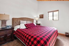 Lakeside Cottage - Charming  Retreat