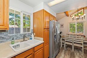 Bear Cub Cottage with HotTub & Firepit