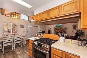 Bear Cub Cottage with HotTub & Firepit