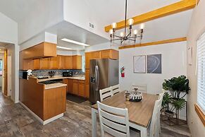 Bear Cub Cottage with HotTub & Firepit