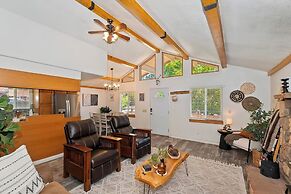 Bear Cub Cottage with HotTub & Firepit