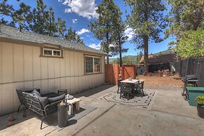 Bear Cub Cottage with HotTub & Firepit