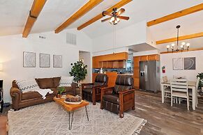 Bear Cub Cottage with HotTub & Firepit