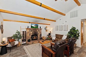 Bear Cub Cottage with HotTub & Firepit