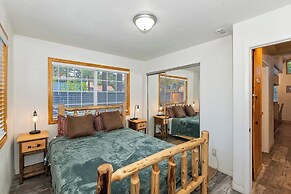Bear Cub Cottage with HotTub & Firepit