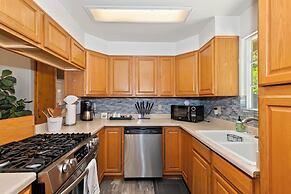 Bear Cub Cottage with HotTub & Firepit