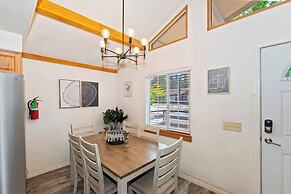 Bear Cub Cottage with HotTub & Firepit