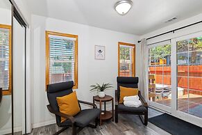 Bear Cub Cottage with HotTub & Firepit