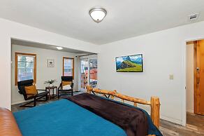 Bear Cub Cottage with HotTub & Firepit