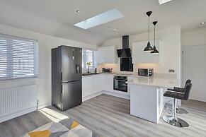 2022 Brand New Stylish Flat in Central Hayle