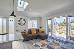 2022 Brand New Stylish Flat in Central Hayle