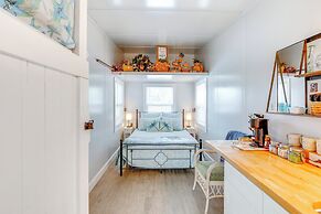 8 Mi to Cathedral Caverns: Tiny Home Hideaway