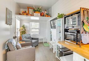 8 Mi to Cathedral Caverns: Tiny Home Hideaway