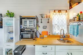 8 Mi to Cathedral Caverns: Tiny Home Hideaway