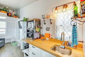 8 Mi to Cathedral Caverns: Tiny Home Hideaway