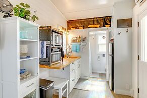 8 Mi to Cathedral Caverns: Tiny Home Hideaway