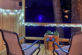 8 Mi to Cathedral Caverns: Tiny Home Hideaway