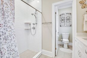 2 Mi to Long Beach: Home w/ Patio & Putting Green!