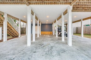 2 Mi to Long Beach: Home w/ Patio & Putting Green!