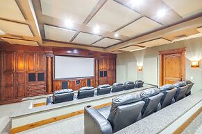 Hot Tub + Views: Luxe Mountain Escape in Yucaipa