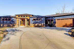 Lakefront Gem: Dock, Hot Tub & Kayak in Jacksboro
