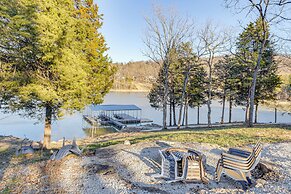 Lakefront Gem: Dock, Hot Tub & Kayak in Jacksboro