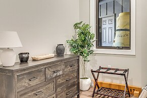 Lakefront Gem: Dock, Hot Tub & Kayak in Jacksboro