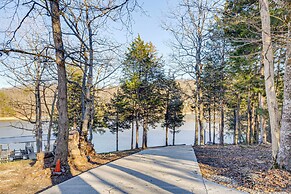 Lakefront Gem: Dock, Hot Tub & Kayak in Jacksboro