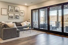 Lakefront Gem: Dock, Hot Tub & Kayak in Jacksboro