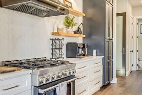 Lakefront Gem: Dock, Hot Tub & Kayak in Jacksboro