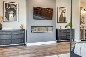 Lakefront Gem: Dock, Hot Tub & Kayak in Jacksboro