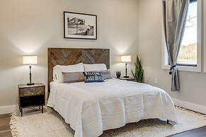 Lakefront Gem: Dock, Hot Tub & Kayak in Jacksboro