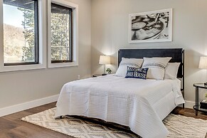 Lakefront Gem: Dock, Hot Tub & Kayak in Jacksboro