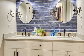 Lakefront Gem: Dock, Hot Tub & Kayak in Jacksboro