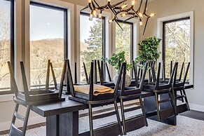 Lakefront Gem: Dock, Hot Tub & Kayak in Jacksboro