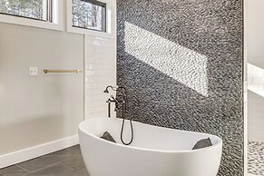 Lakefront Gem: Dock, Hot Tub & Kayak in Jacksboro