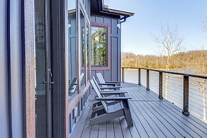 Lakefront Gem: Dock, Hot Tub & Kayak in Jacksboro