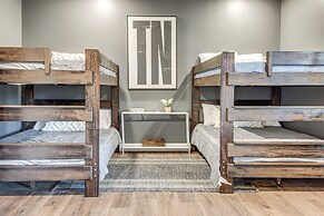 Lakefront Gem: Dock, Hot Tub & Kayak in Jacksboro