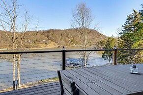 Lakefront Gem: Dock, Hot Tub & Kayak in Jacksboro