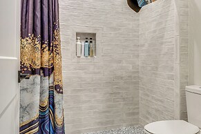 Lakefront Gem: Dock, Hot Tub & Kayak in Jacksboro