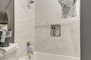 Lakefront Gem: Dock, Hot Tub & Kayak in Jacksboro