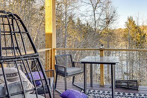 Lakefront Gem: Dock, Hot Tub & Kayak in Jacksboro