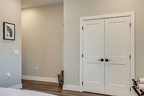 Lakefront Gem: Dock, Hot Tub & Kayak in Jacksboro