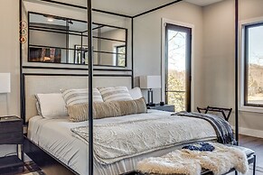 Lakefront Gem: Dock, Hot Tub & Kayak in Jacksboro