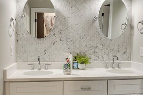 Lakefront Gem: Dock, Hot Tub & Kayak in Jacksboro