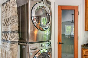 Walk to Lake Arrowhead: Peaceful Mountain Retreat!