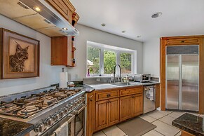 Walk to Lake Arrowhead: Peaceful Mountain Retreat!